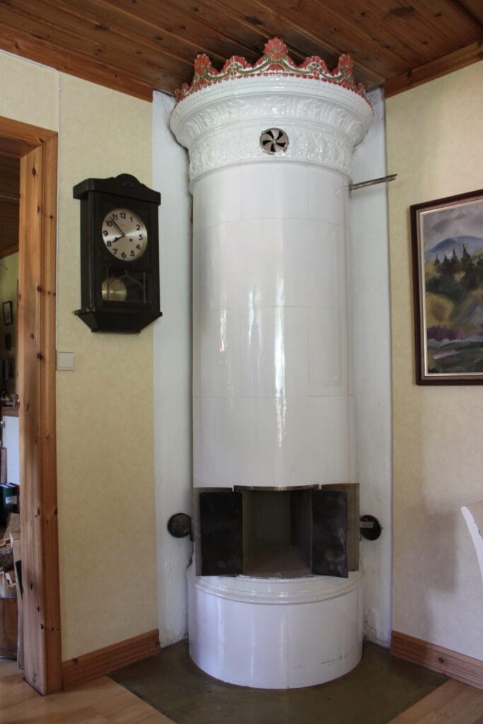 En omsatt kakelugn stående på tork med vidöppna luckor