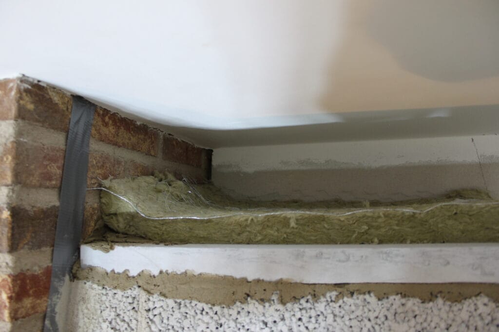 Spiskupan försedd med extra värmeskydd mot taket. Värmeskyddet kring muras sedan så att det inte syns när kupan är putsad och klar