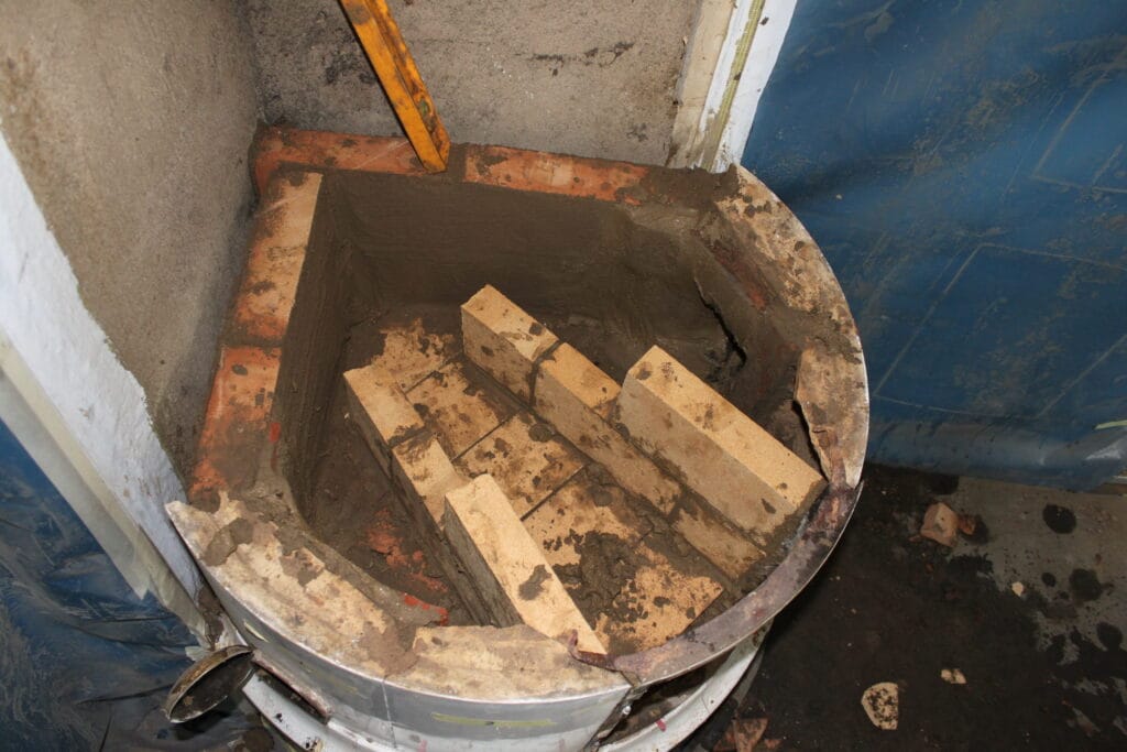 Kakelugn under konstruktion enligt 250 år gammal metod