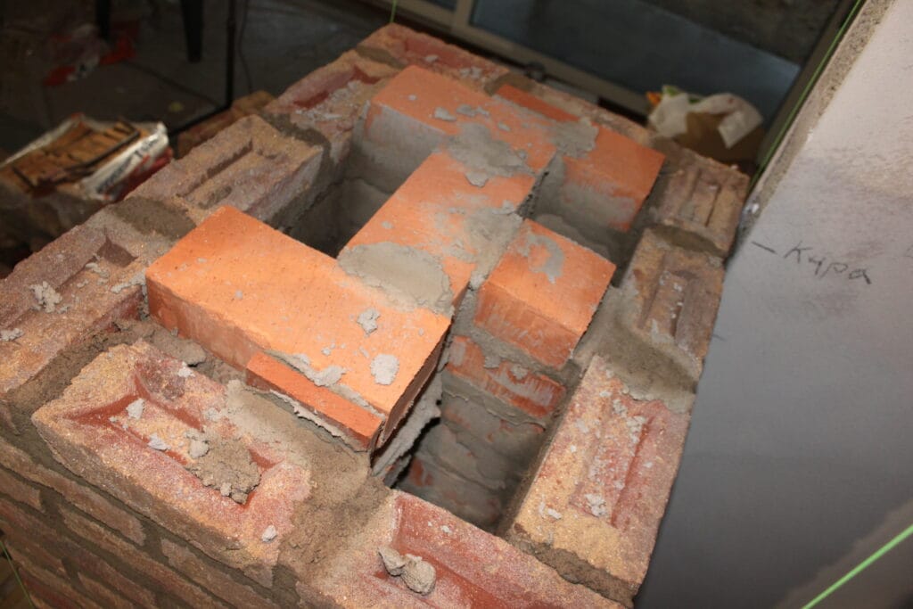 Traditionellt murverk med två rökkanaler och en imkanal