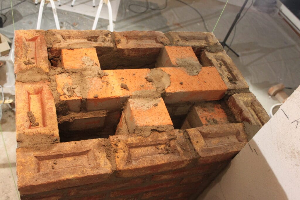 Trepipigt murverk av traditionell typ med en imkanal och två rökkanaler