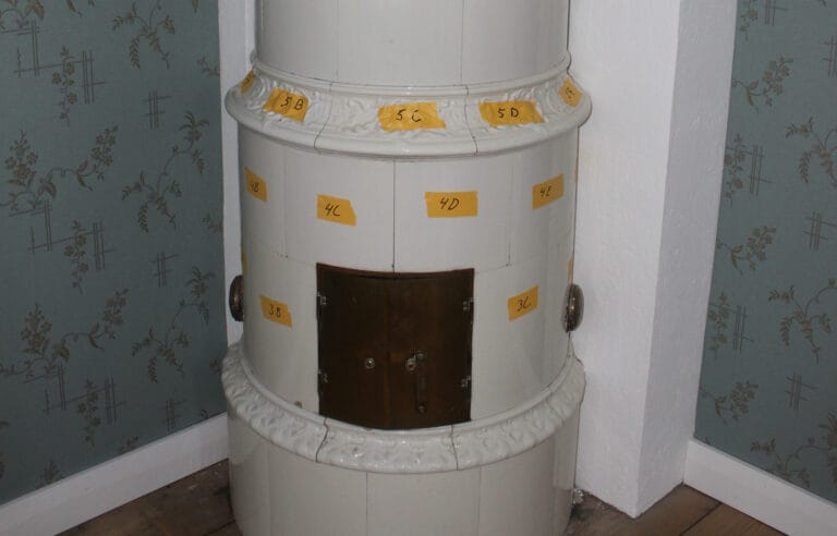 Markerad kakelugn klar för nedtagning och omsättning