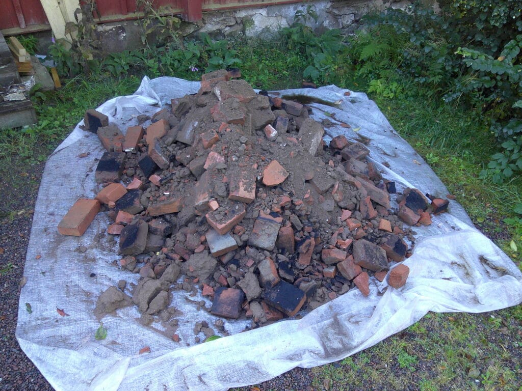 500kg sten och lera som byttes ut vid omsättning av kakelugn